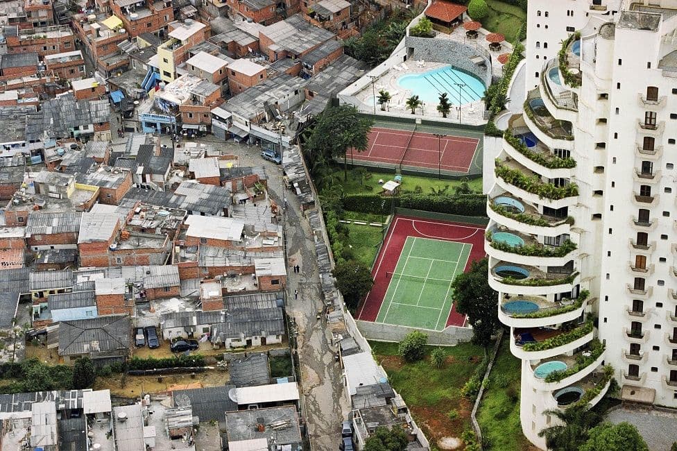 The image of Paraisópolis and the luxury building in Morumbi went viral worldwide and became a symbol of social inequality. Figure: Tuca Vieira.